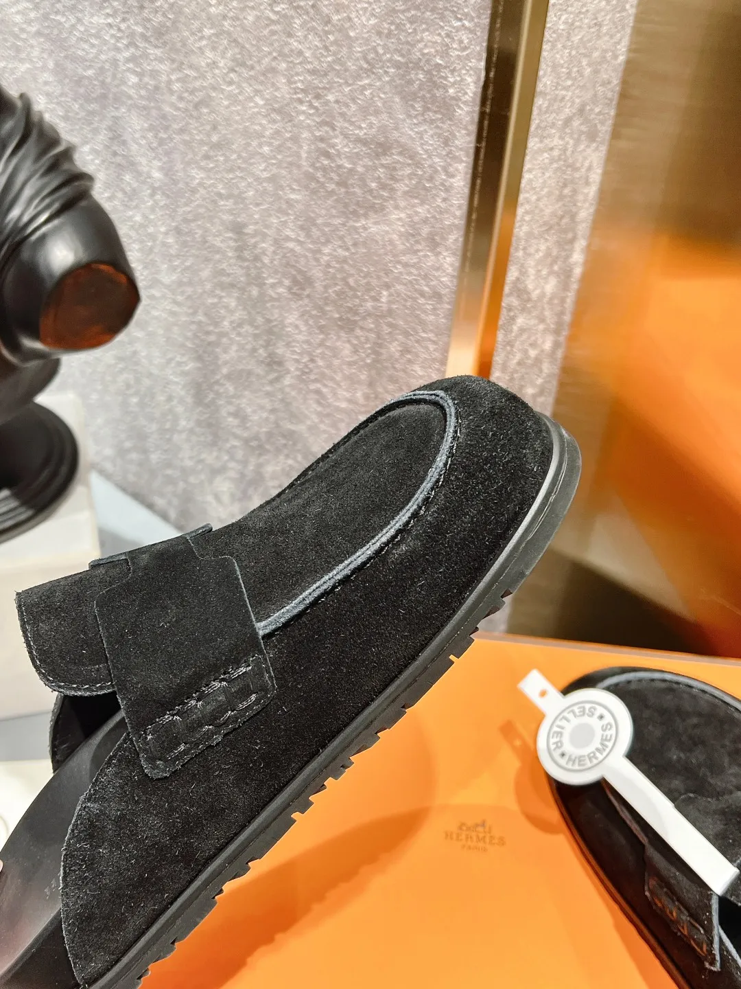 [H Family Hermès] P: 520💰 Size: Male 39-44 (45 customized) Female 35-40 (41 customized) HERMES Hermès' latest couple's cute Birkenstock slippers. Summer really needs versatile slippers. They look good no matter how you match them. They have a casual and high-end feel. The comfort is also great. They are paired with a variety of colorful socks. They are trendy. Hermès 2023 new half slippers are high quality. ●Upper: imported cow suede ●Inner lining: imported sheepskin ●Foot pads: imported mixed sheepskin ●Outsole: Tpu non-slip and wear-resistant outsole